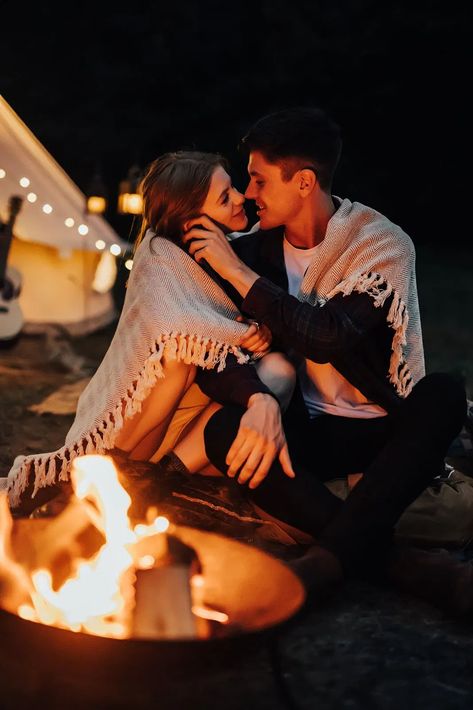 Camp Fire Photoshoot Couple, Camping Engagement Shoot, Fire Camp Photography Couple, Tent Pictures Photo Shoot, Camp Engagement Photos, Camping Photoshoot Ideas, Fire Engagement Photos, Tent Photoshoot, Glamping Photoshoot