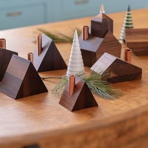 Woodworking Ideas Easy Wood Crafts To Sell, Coloured Fairy Lights, Craft Houses, Wood Projects That Sell, Small Woodworking Projects, Retro Holiday, Wooden Craft, Christmas Wood Crafts, Wooden Projects