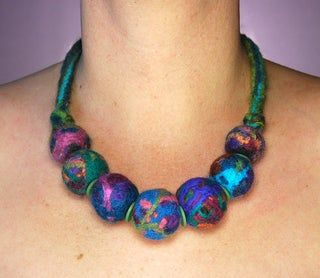 Felting Jewelry, Tovad Ull, Yarn Scraps, Wool Necklace, Felt Yarn, Yarn Necklace, Fiber Art Jewelry, Felt Necklace, Felt Beads