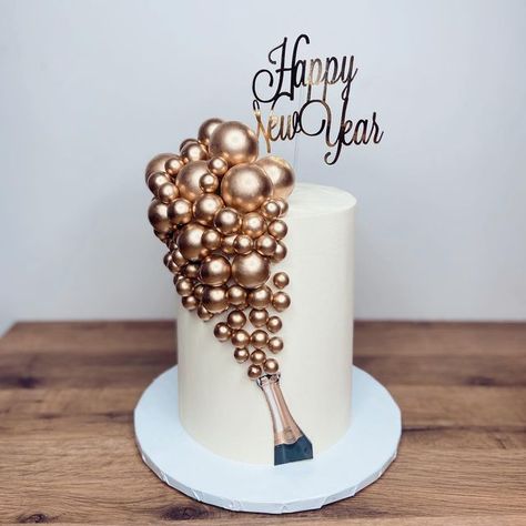 New Year Cake Design Ideas 2024, New Years Day Cake Ideas, New Year’s Eve Birthday Cake, Nye Birthday Cake, New Years Eve Cake Decorations, Cake Designs For New Year, New Year Cakes Ideas, Champagne Theme Cake, New Year’s Eve Cakes