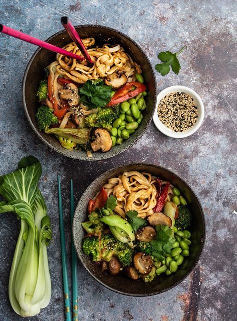 Vegane Asia Nudel Bowl - Blitzschnelles Rezept #fixaufdemtisch Asia Bowl, Student Recipes, Healthy Bowls, Veggie Bowl, Vegan Cooking, Bowls Recipe, Sriracha, Veggie Recipes, Healthy Cooking