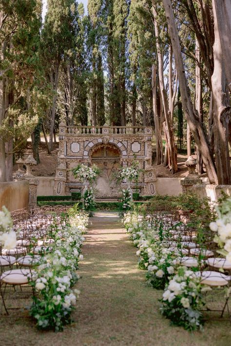 Wedding Ideas Italy Romantic, Big Italian Wedding, Wedding In Villa, Villa Gamberaia Wedding, Florence Wedding Venues, Italian Villa Wedding Ceremony, Italian Wedding Elopement, Italian Courtyard Wedding, Small Villa Wedding