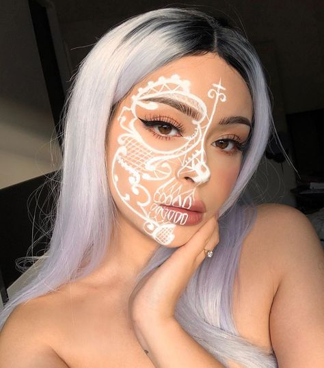 Face Painting Birthday Party, Aesthetic Makeup Grunge, Half Skeleton Makeup, Half Face Halloween Makeup, Skeleton Halloween Makeup, Face Lashes, Half Skull Makeup, Skull Face Makeup, Hayley Bui