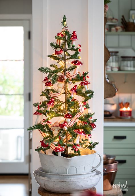 small Christmas tree decorated with glass mushroom ornaments. Natal, Mushroom Tree Topper, Mushroom Stuff, Mushroom Christmas Tree, Mushroom Tree, Mushroom Ornaments, Christmas Urns, Mushroom Christmas, Whimsical Christmas Decor