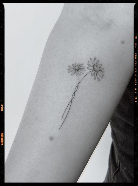 Women Inked Goddess 2 Daisy Tattoo, Daisy Tattoo Designs Drawings, Daisy Minimalist Tattoo, Daisy Tattoos For Women, Tato Snake, Tato Star, Tato Set, Couple Tato, Fine Line Sunflower Tattoo