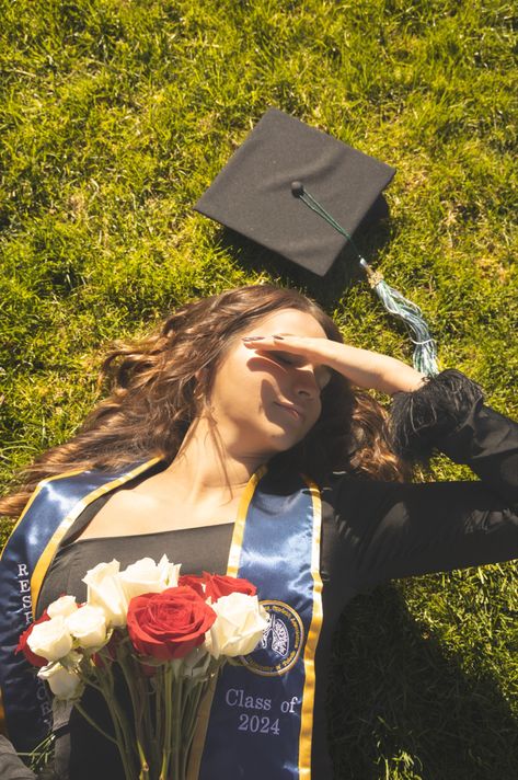 @bekkalynnphotography Grad Photo Shoot Ideas, Ota Graduation Pictures, Graduation Gown Photoshoot, Med School Photoshoot, Faceless Graduation Photos, College Graduation Pictures With Parents, Graduation Photoshoot With Kids, Graduation Pictures City, Graduation Pictures Two Friends