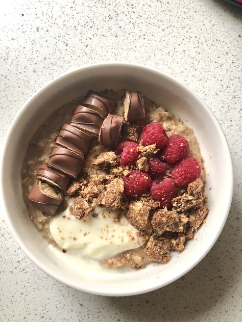 Vanilla porridge topped with granola, raspberries, vanilla yoghurt and kinder bueno! Porridge Toppings Healthy, Aesthetic Porridge, Porridge Aesthetic, Vanilla Porridge, Porridge Ideas, Healthy Breakfast Aesthetic, Porridge Toppings, Porridge Bowl, Porridge Recipes