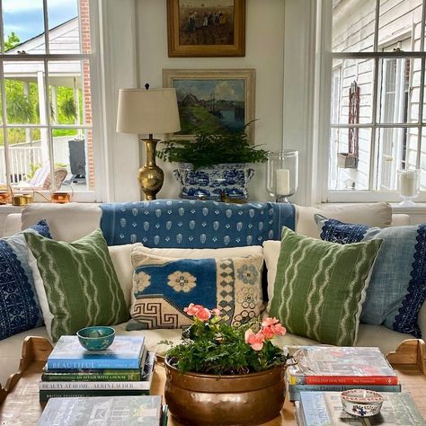 Velvet Art (@velvetart7_) • Instagram photos and videos Hydrangea House, Blue And Green Living Room, Velvet Art, Chinoiserie Decor, Eclectic Living Room, Living Room Green, Green Decor, English Style, New Living Room