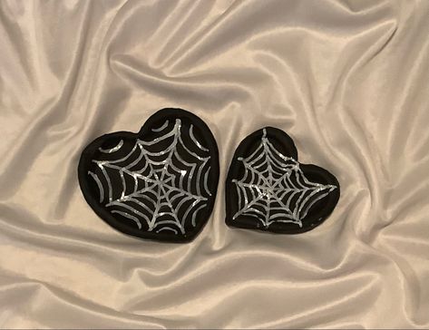 Spiderman Pottery, Clay Spiderman, Spider Plates, Clay Idea, Decorative Bowls And Plates, Heart Plate, Acryl Painting, Halloween Clay, Clay Heart