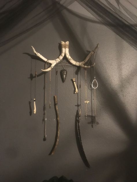 Bone Chandelier Diy, Bones Halloween Decor, Bone Collection Aesthetic, Bone Diy Crafts, Animal Bone Decor, Antler Aesthetic, Art With Bones, Bone Crafts Diy, Deer Bone Crafts