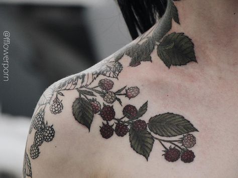 Blackberry Tattoo, Botanisches Tattoo, Floral Tattoo Sleeve, Plant Tattoo, Botanical Tattoo, 1 Tattoo, Nature Tattoos, Trendy Tattoos, Piercing Tattoo