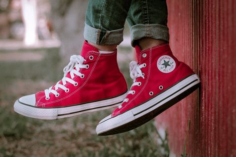 Fotografía en exteriores. Urbana. Retrato. Día. Lentes, abrigos, zapatillas, converse, rojas, chica. Canon T6. 50mm. Trujillo. Converse Shoes, Chuck Taylors, Strep Throat, Aesthetic Images, Photographic Art, Converse All Star, Chuck Taylor Sneakers, Sneaker Head, Converse Sneaker