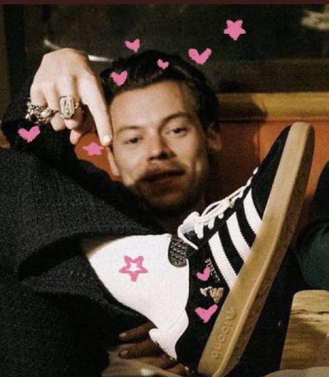 Cute Harry Styles Pics, Harry Styles Username Ideas, Harry Styles Pfp Aesthetic, Harry Styles Streetwear, Harrycore Wallpaper, All The Love Harry Styles, Harry Styles Photobooth, Harry Styles Pfp, Harry Styles Lyrics Wallpaper