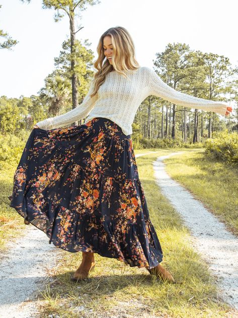 Hanna Convertible Maxi Skirt - Navy Red Bouquets-view 1 Maroon Maxi Skirt Outfit, Burgundy Maxi Skirt Outfit, Modest Outfits For Women, Boho Maxi Skirt Outfit, Long Skirt Ideas, Long Flowy Skirt Outfit, Tiered Maxi Skirt Outfit, Red Bouquets, Western Office