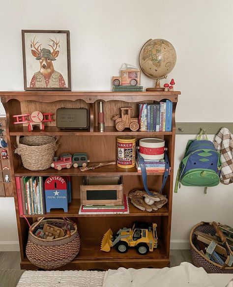 Christopher Robin Bedroom, Little Boys Playroom, Kids Bookshelf Styling, Vintage Style Playroom, Vintage Toy Storage, Cottagecore Boy Nursery, Antique Kids Room, Wooden Bookshelf Aesthetic, Minimalist Toy Room