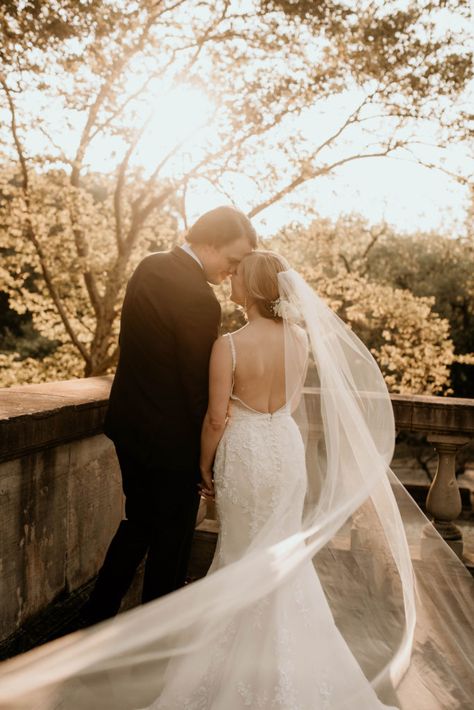 Veil Wedding Pictures, Veil Photos, Bridal Shots, Wedding Photo List, Wedding Gown Dress, Winter Wedding Photos, Wedding Portrait Poses, Boho Outdoor, Outdoor Portrait