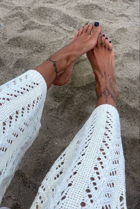 Tatoos Feet Women, Feminine Foot Tattoos, Tattoo On Feet For Women, Feet Tatoos Woman, Tattoo Feet Women, Dainty Foot Tattoos For Women, Feet Tattoos For Women Beautiful, Toe Tattoos For Women, Heel Tattoo