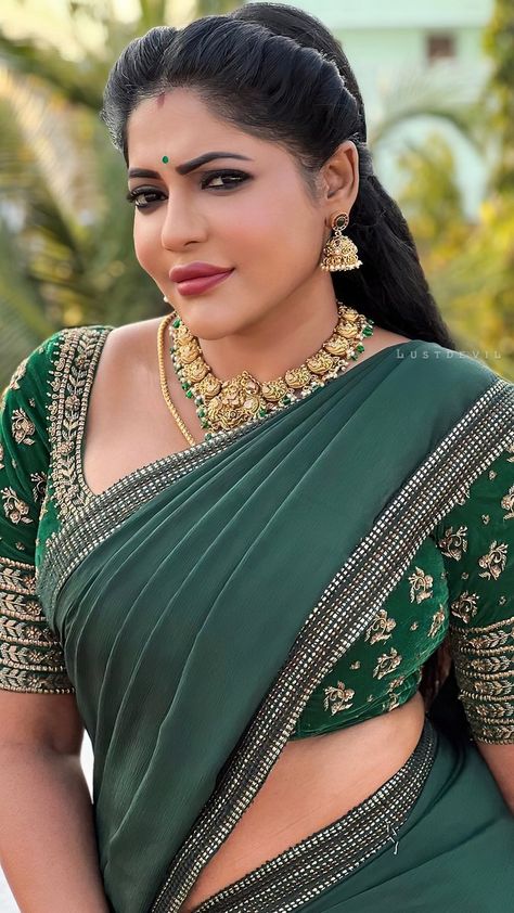 Reshma Pasupuleti, Actress Hairstyles, Beautiful Dresses For Women, Hottie Women, Beautiful Women Over 40, Indian Actress Hot Pics, Beautiful Smile Women, Desi Beauty, Beauty Face