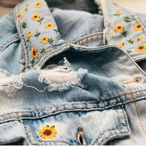 Jeans Embroidery Flower, Jean Jacket Hand Embroidery, Jean Jacket Embroidery Ideas Easy, Jean Jacket Embroidered, Hand Embroidery Denim Jacket, Flower Embroidery Jean Jacket, Overall Embroidery Ideas, Embroidery Designs Denim Jacket, Embroidery Denim Shirt