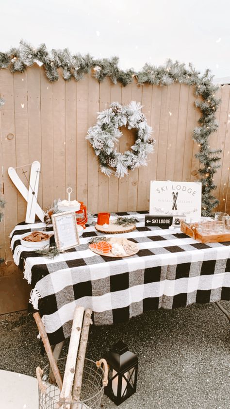 Ski Lodge Theme Party Winter Wonderland, Cozy Cabin Party Decor, Chalet Birthday Party, Ski Lodge Party Theme, Apres Ski Christmas Decor, Skiing Birthday Party, Apres Ski Baby Shower Ideas, Apres Ski Holiday Party, Ski Chalet Party