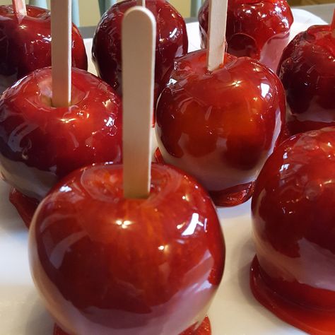 Cinnamon Candied Apples Essen, Candied Apples, Apple Treat, Cinnamon Candy, Candy Apple, Candy Apples, Cinnamon Apples, Apple Recipes, Strawberry Shortcake