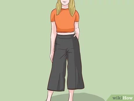 Easy Ways to Wear Culottes when You're Petite: 7 Steps Cullotes Outfit Casual, Culottes Outfit Casual, Culottes Outfit Summer, Denim Culottes Outfits, Culottes Street Style, Pants For Short Women, Pant Outfits For Women, How To Wear Culottes, How To Style Culottes