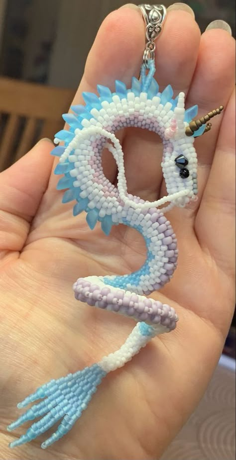 Seed Bead Figures, Beads Animals Patterns, Dragon Bead Pattern, Seed Bead Dragon, Bead Creatures, Bead Dragon, Beaded Dragon, Beaded Animals Tutorial, Beaded Snake