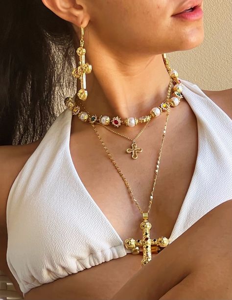 Elevate your style with trendy necklaces, chains and pendants that’ll take you from this season to the next💃🔥 Jewlrey Aesthic, Jewelry Combos, En Route Jewelry, Golden Jewelry, Jewelry Accessories Ideas, Dope Jewelry, Ținută Casual, Shop Gift, Classy Jewelry