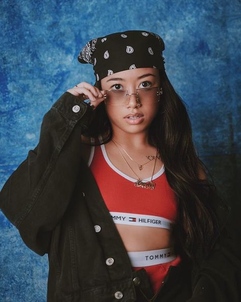 @jujuangelei on instagram aaliyah inspired, streetwear, hip hop, r&b Y2k Yearbook, Hip Hop Photoshoot, Female Modeling Poses, Aaliyah Outfits, Photo Shoot Poses, Yearbook Photoshoot, 2000s Hip Hop, Throwback Outfits, Magazine Cover Ideas