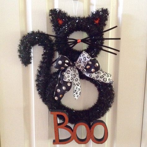 Personalize a store bought black cat wreath. Black Cat Wreath, Cat Wreath, Halloween Door Wreaths, Burlap Wreath Diy, Homemade Wreaths, Homemade Halloween Decorations, Diy Halloween Wreath, Adornos Halloween, Halloween Crafts Decorations