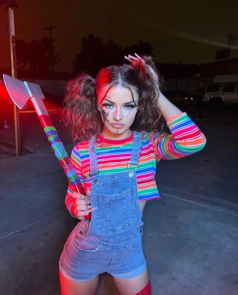 Overalls Halloween Costume Women, Spooky Cute Halloween Costumes, Baddie Chucky Costume, Halloween Costumes Blood Ideas, Fantasia Facil Halloween, Prymrr Instagram, Halloween Disfraz Mujer Ideas, Halloween Costume Ideas Women Creative, Chunky Halloween Costume