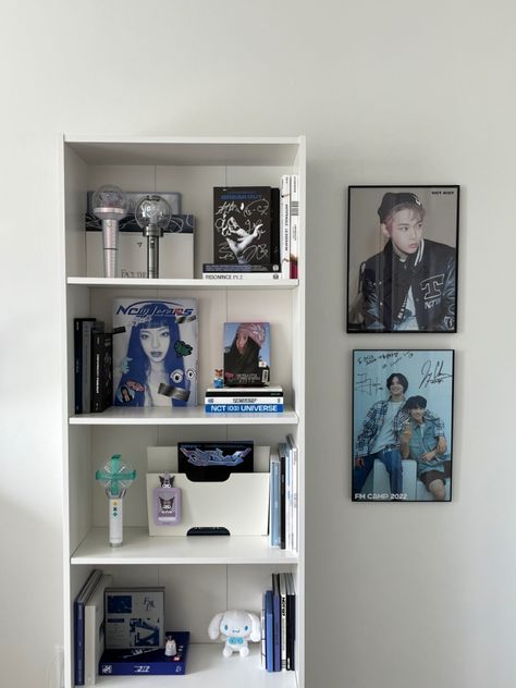 Shelves For Small Room, Kpop Shelf Minimalistic, Kpop Floating Shelf, Kpop Room Aesthetic Shelf, Shelf Decor Kpop, Kpop Display Ideas, Kpop Shelf Organization, Shelf Organization Ideas Bedroom, K Pop Shelf Ideas