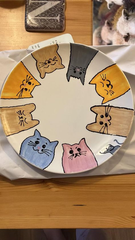 Cute Kitchen Decor Themes, Painted Plate Ideas Ceramics, Cute Painted Plate Ideas, Cat Plates Pottery, Cat Pottery Painting Ideas, Cat Pottery Mug, Animal Pottery Painting Ideas, Pottery Drawing Ideas, Pottery Painting Patterns