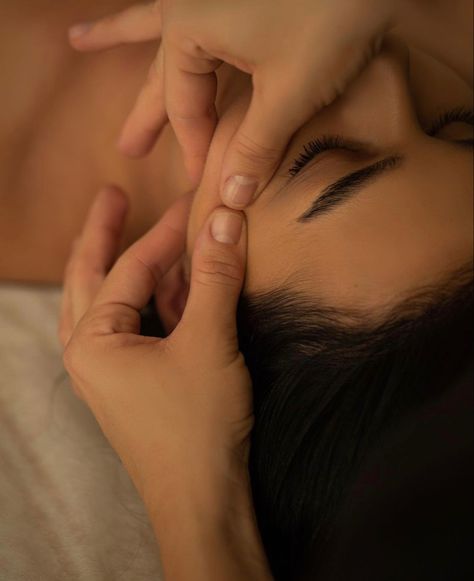 Facial Massage Aesthetic, Face Massage Aesthetic, Massage Aesthetic Photography, Massage Photoshoot Ideas, Ayurveda Aesthetic, Facial Photography, Aesthetic Massage, Massage Dos, Massage Studio