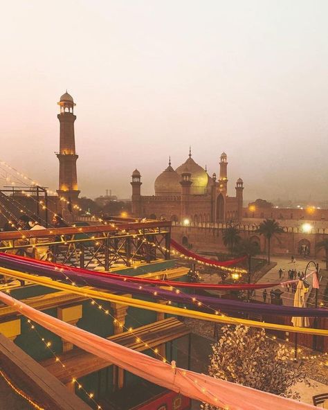 Badshahi Mosque,Lahore ♥️ ( I don’t know the photographer) Mannat Murad, Pakistani Wallpaper, Pakistan Aesthetic, Punjab Culture, Badshahi Mosque, Pakistan Pictures, Pakistan Beauty, Pakistan Art, Pakistan Culture