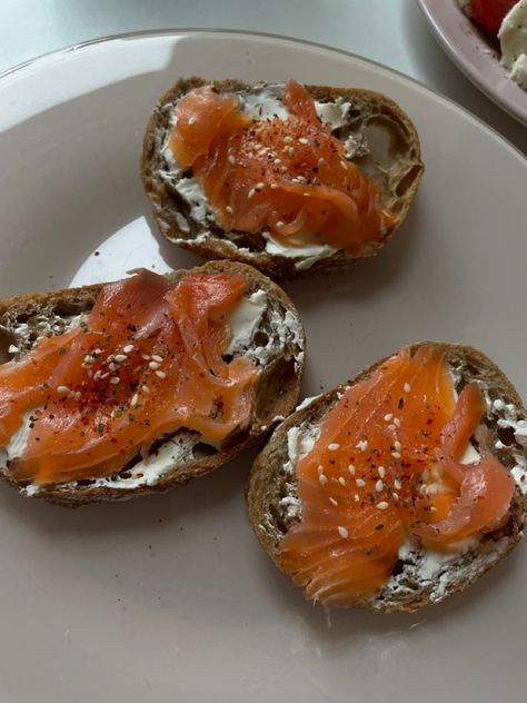 Sardines On Toast, Salmon Toast Breakfast, Salmon Bread, Loose Weight Food, Salmon Toast, Cream Cheese Toast, Salmon And Cream Cheese, Pretty Breakfast, Toast Ideas