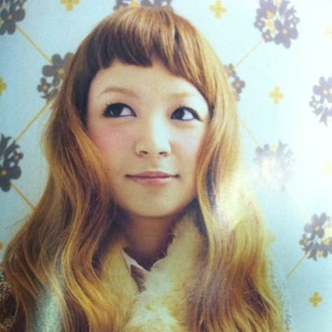 Japanese girls are rad. Assymetrical Bangs Fringes, Japanese Bangs, Japanese Hair Color, Rad Outfits, Asymmetrical Fringe, Micro Bangs, Asymmetrical Bangs, Bright Hair Colors, Japanese Hairstyle