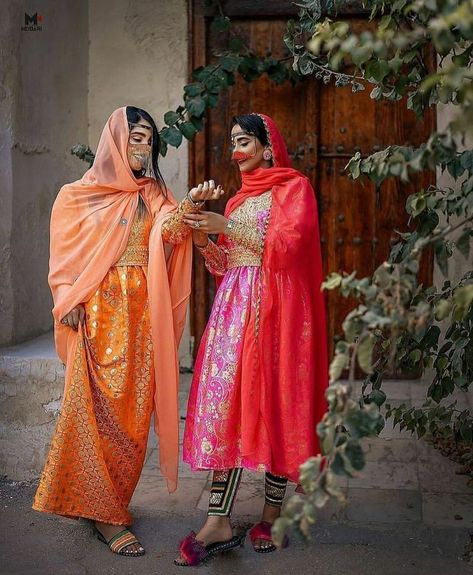 Persian Clothing Women, Iran Traditional Dress, Persian Women Fashion, Traditional Iranian Clothing, Persian Outfits, Iran Clothing, Iranian Clothing, Persian Traditional Clothing, Iranian Clothes