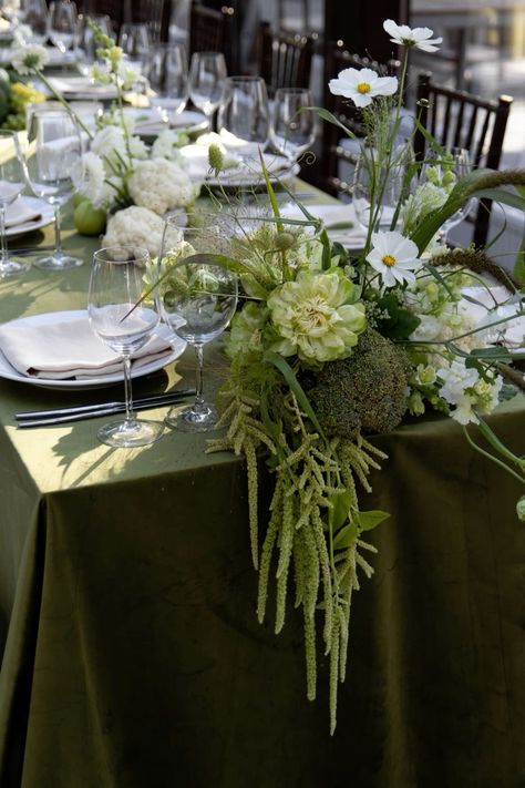 Moss Table Arrangement, Green Wedding Centerpieces Round Table, Green Hydrangea Arrangements, Green Table Decor Wedding, Green Table Settings Wedding, Green Table Cloth Wedding, Moody Green Wedding, Moss Wedding Decor, Green Hydrangea Wedding