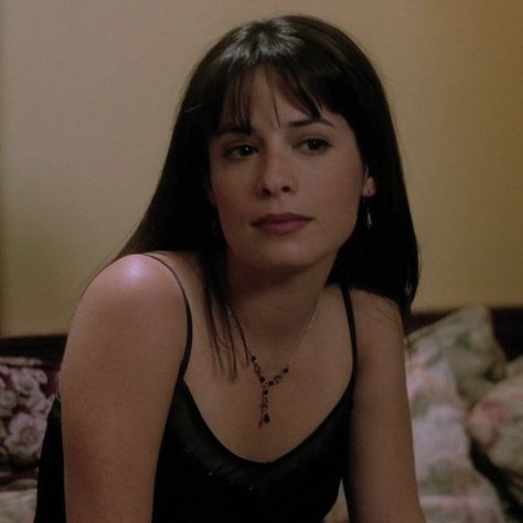 Piper Charmed Outfit, Piper Charmed, Piper Halliwell, Witchy Outfits, Charmed Tv Show, Holly Marie Combs, Charmed Tv, Charmed Sisters, Holly Marie