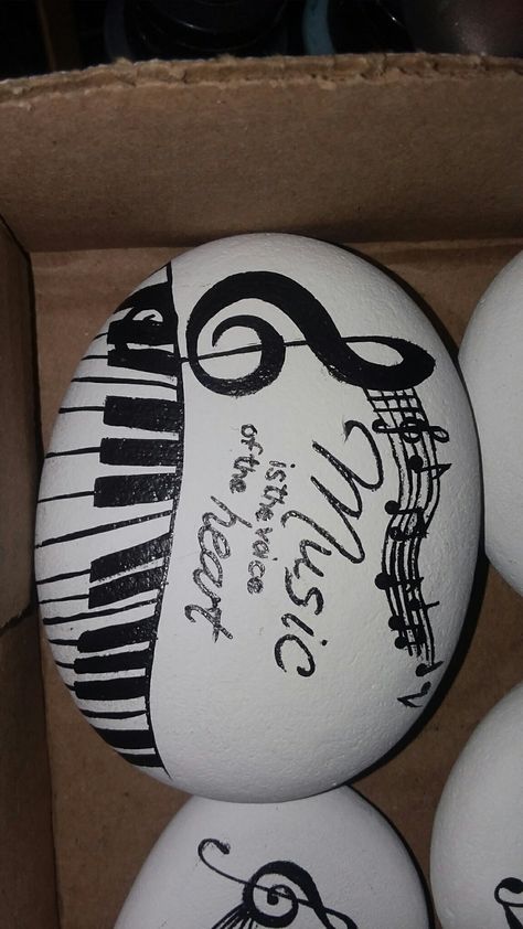 Music Rock Painting, Music Painted Rocks, Ying Yang Art, Kindness Rocks Project, Painted Garden Rocks, Garden Rock Art, Diy Rock Art, Crochet Christmas Gifts, Music Painting