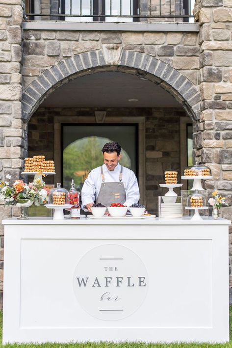 Chic Brunch Party meets Fairytale Castle Wedding - Hey Wedding Lady Essen, Waffle Station Wedding, Pancake Bar Wedding, Affogato Bar Wedding, Brunch Wedding Aesthetic, Wedding Party Ideas Decoration, Crepe Station Wedding, Waffle Station Brunch Party, Juice Bar Wedding