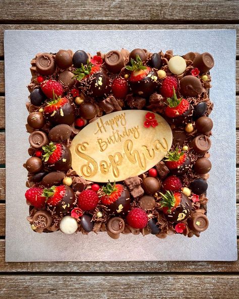 Lorraine Lyons on Instagram: “Chocolate loaded Brownie Slab with Strawberries & Raspberries ❤️ Happy Birthday Sophia 😘 . . . . . #brownie #brownieslab #loadedbrownies…” Loaded Birthday Cake, Brownie Slabs Decorated, Decorated Brownies Birthday, Birthday Brownies Decoration, Brownie Birthday Cake Ideas, Brownie Cake Design, Brownies Decoration Ideas, Brownies Birthday Cake Ideas, Chocolate Loaded Cake