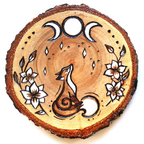 Easy Crafts To Sell, Wood Burn Designs, Wood Slice Art, Woodburning Projects, Wood Slice Crafts, Wood Burning Crafts, Wood Burning Art, Fox Art, Anime Dad