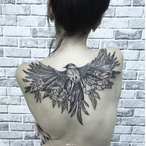 Back Tattoos For Girls That Look Incredible - Society19 Back Tattoo Women Upper, Pinup Tattoos, Upper Back Tattoo, Vogel Tattoo, Upper Back Tattoos, Girl Back Tattoos, Hip Tattoos Women, Geniale Tattoos, Bird Tattoo