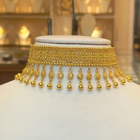 Four Bangles Set Gold, Traditional Jewelry Indian Gold Jewellery, Chokar Set Handmade Gold, Gold Jwelery Designs, Gold Bridal Jewellery Indian, Bridal Gold Jewellery Indian, Bridal Gold Jewellery Set, Gold Traditional Necklace, Gold Choker Necklace Indian