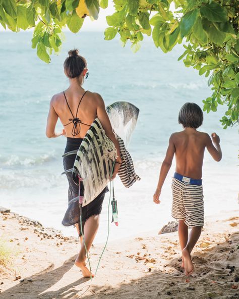 Malia and Spike Surfer Mom Style, Malia Jones, Action Board, Surfing Tips, Beach Mom, Kids Going To School, Pro Surfers, Mommy And Son, Hawaii Five O