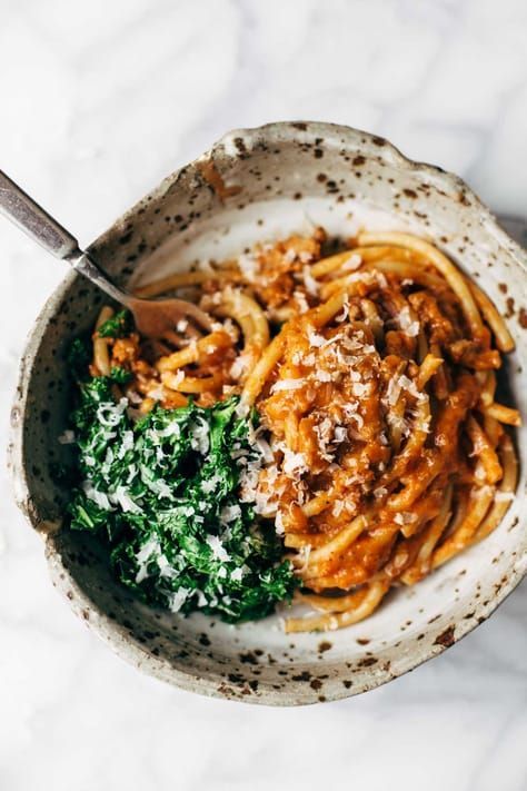 Make vegan w no meat or cheese Pumpkin Spaghetti, Garlic Kale, Pumpkin Sauce, Pasta Fatta In Casa, Salad Pasta, Fall Dinner Recipes, God Mat, Think Food, Fall Dinner