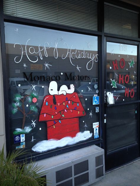 Christmas Light Window Painting, Charlie Brown Window Painting, Holiday Window Painting Ideas Diy Christmas, Chalk Paint Christmas Window Ideas, Snoopy Window Painting, Charlie Brown Christmas Window Painting, Window Painting Ideas Diy Christmas, Xmas Window Painting, Winter Windows