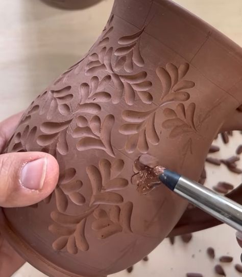 Intricate Pottery, Carved Designs On Pottery, Surface Design Ceramics, Pottery With Texture, Pottery Carved Designs, Carved Clay Designs, Pottery Carving Ideas Simple, Ceramics Carving Ideas, Clay Carving Ideas